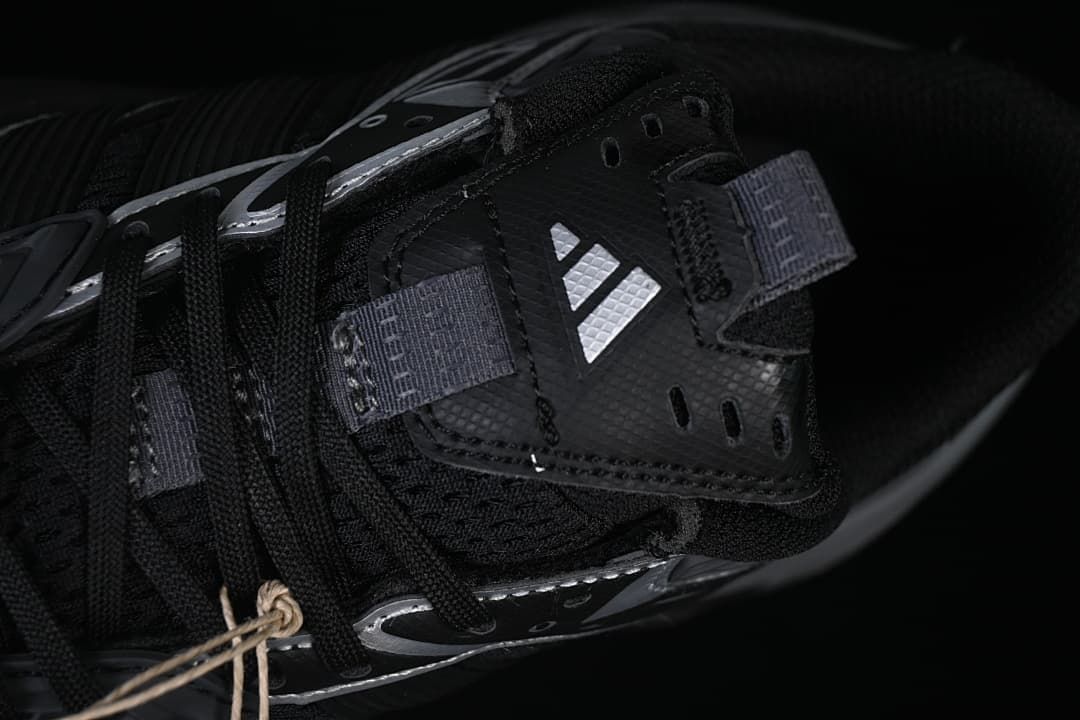 Close-up of the laces and tongue branding