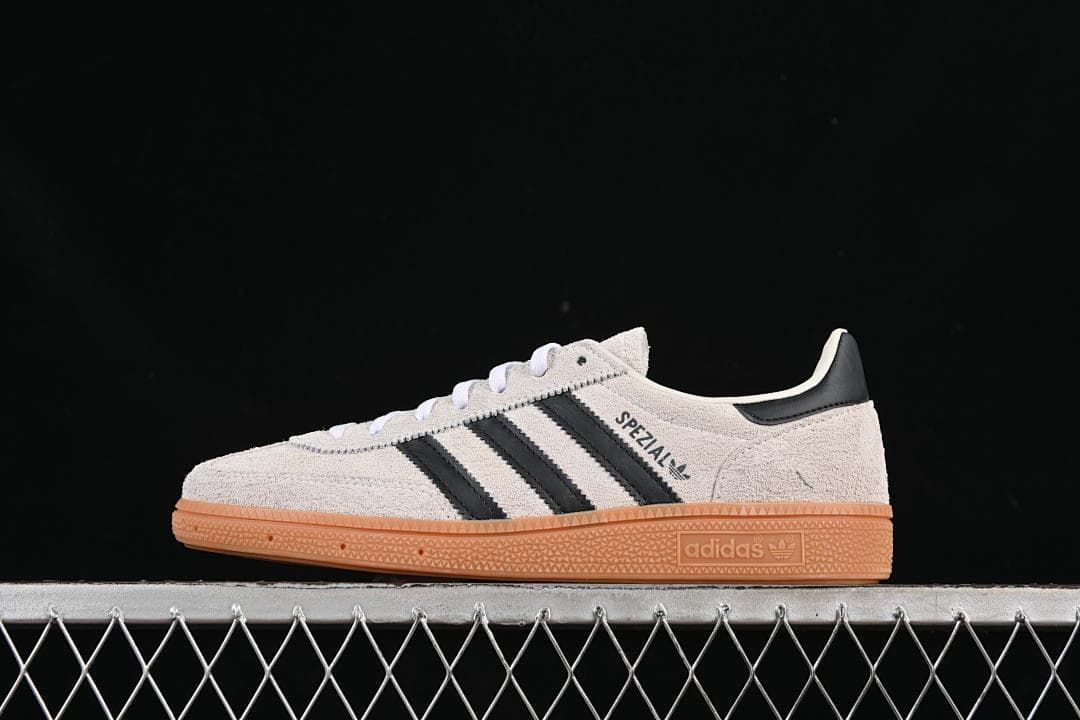 Side view of the adidas Handball Spezial sneaker