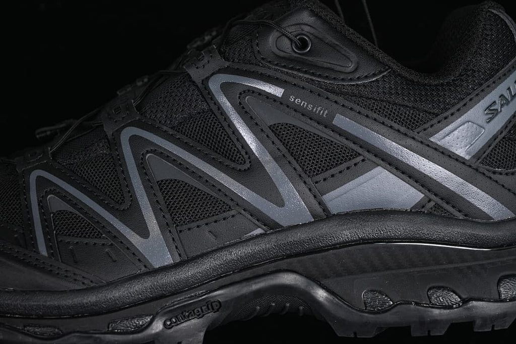 Close-up of the lateral side overlays and quick-lace cord.