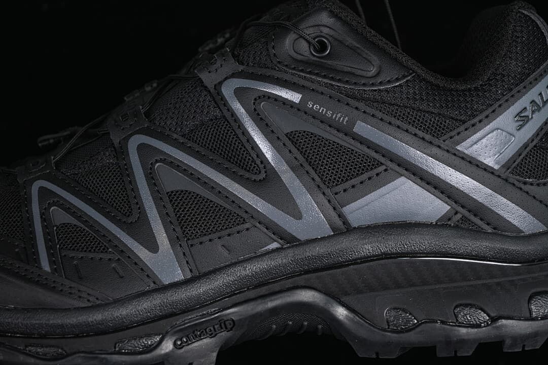 Close-up of the lateral side overlays and quick-lace cord.