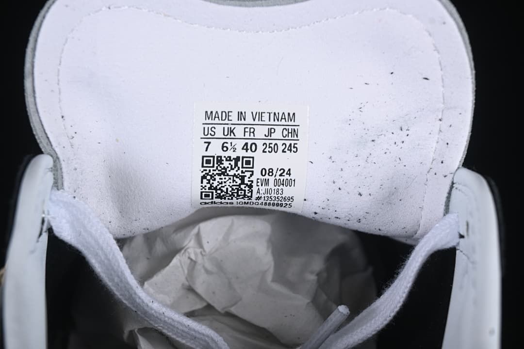 Sneaker size label showing US 7 and FR 40