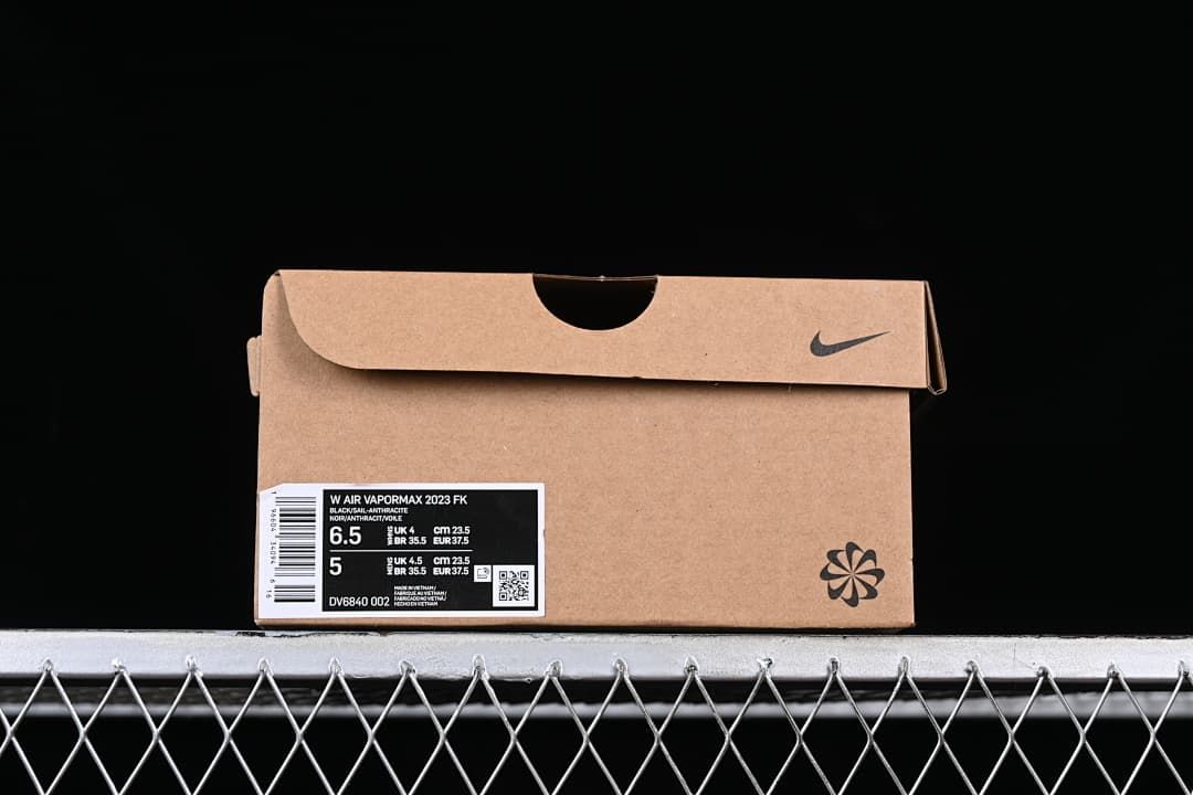 Shoebox label identifies W Air VaporMax 2023 FK, black and white, style code DV6840-002, and sample size US 6.5.