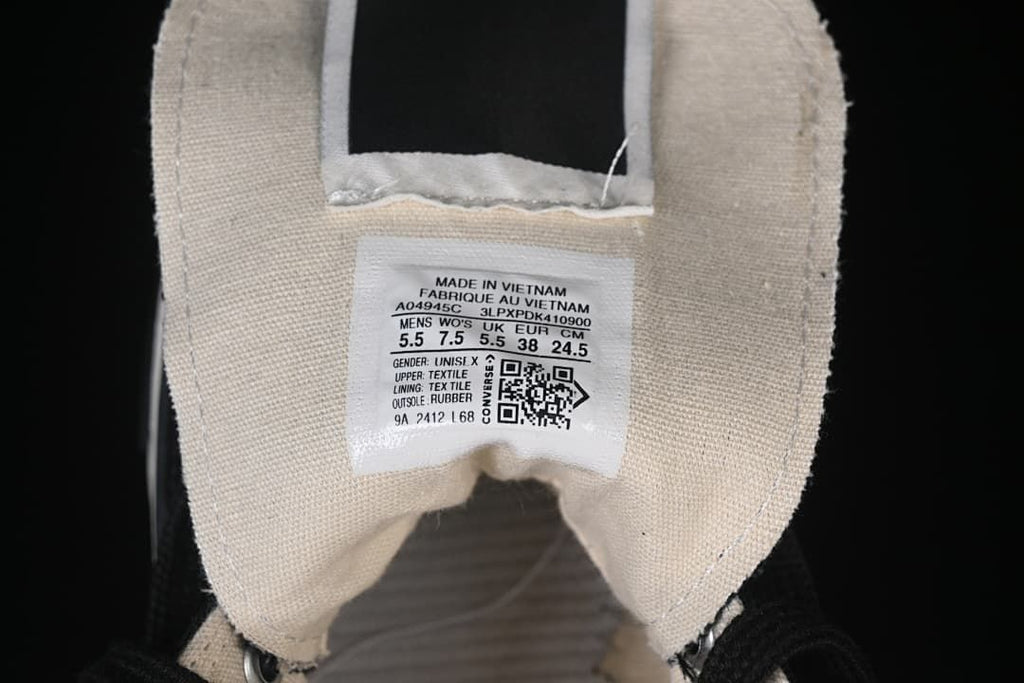 Inside tongue label showing size and product information