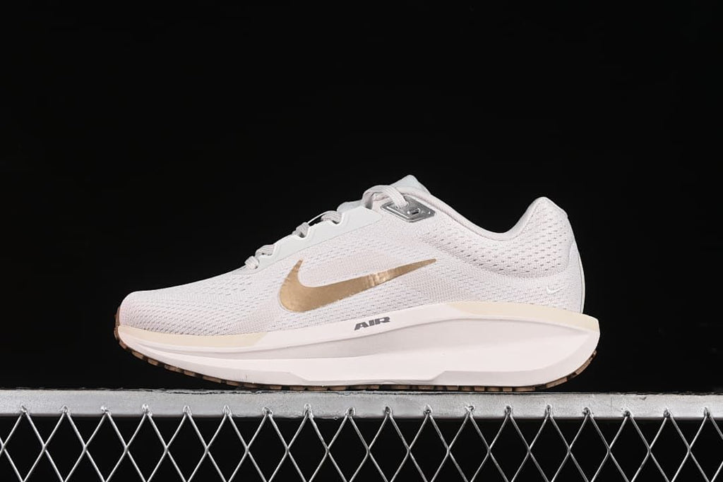 Side view of a single Nike Winflo 11 shoe.
