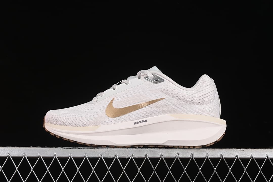 Side view of a single Nike Winflo 11 shoe.