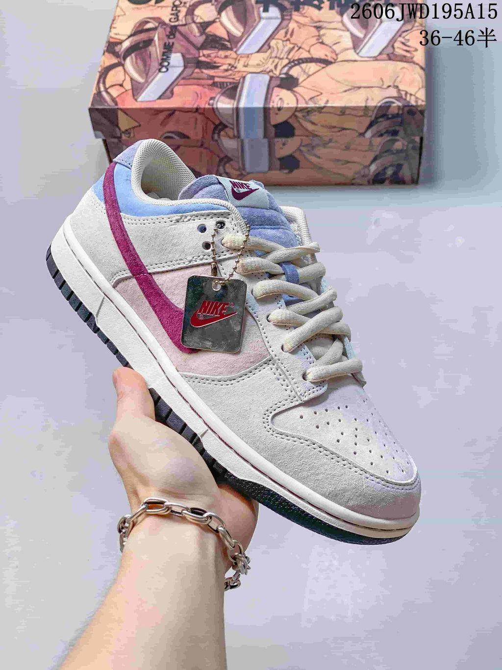 Several Nike SB Dunk Low sneakers arranged in a circle, showing different color combinations.
