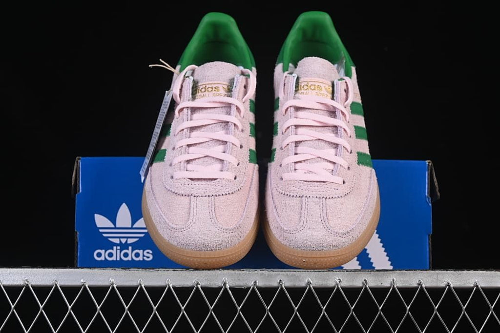 Front view of the pair displayed on the shoe box