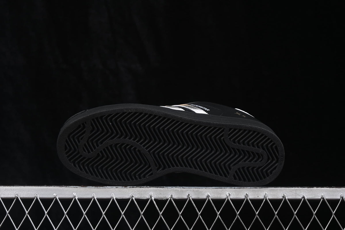Close view of the black rubber outsole with a textured herringbone tread pattern.