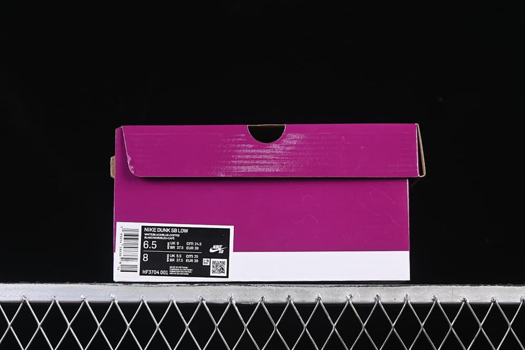 Shoe box label showing Nike Dunk SB Low and size information