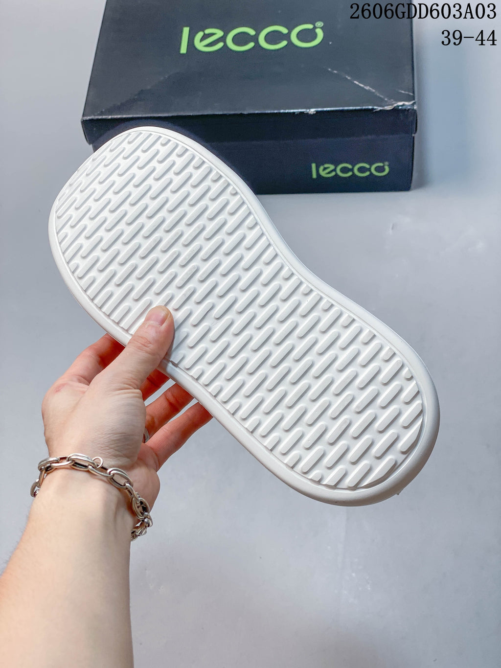 Underside of the white sneaker showing the patterned outsole; image overlay states sizes 39–44.
