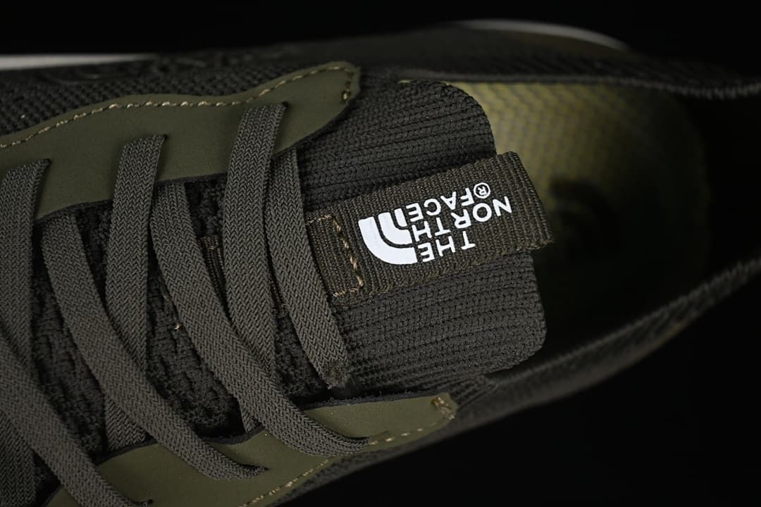 Close-up of the tongue label and lace area