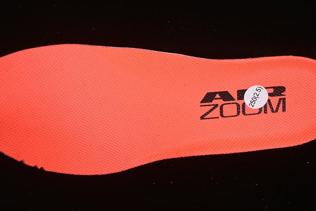 Coral-colored insole with Air Zoom branding