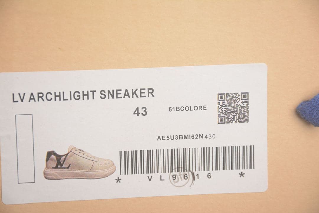 Shoebox label reading LV ARCHLIGHT SNEAKER, size 43