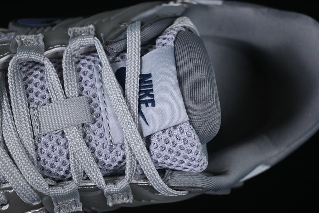 Close-up of the laces and tongue branding