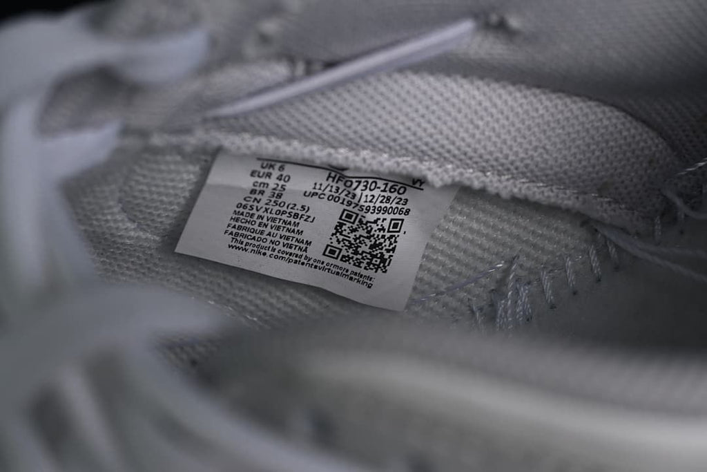 Interior size label showing EU 40 and style code HF0730-160