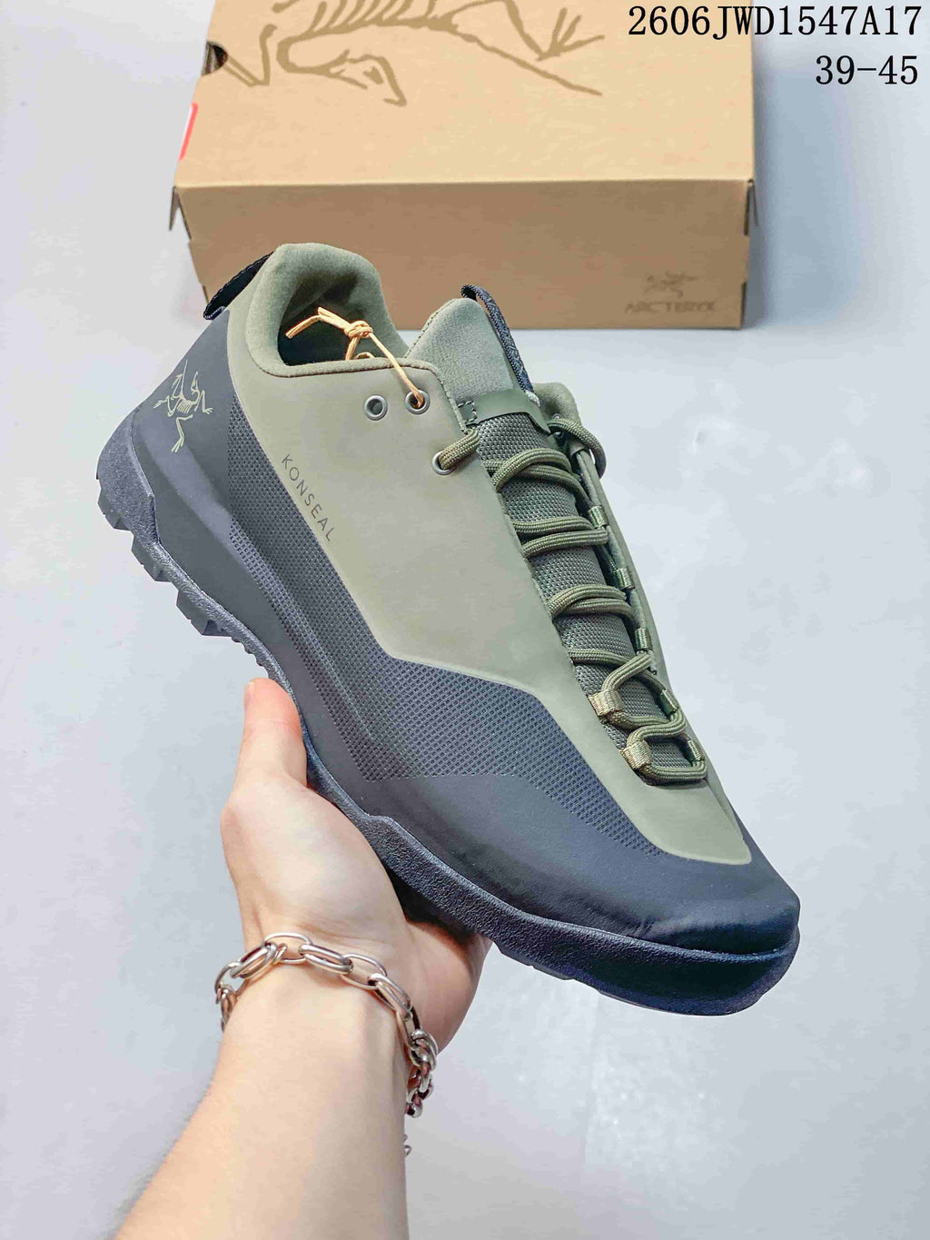 Angled side view showing KONSeAL lettering, a green upper, and dark outsole; image overlay shows sizes 39–45.