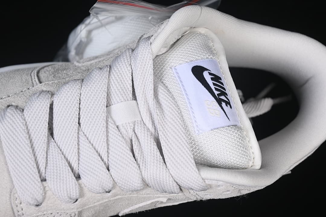 Close-up of the tongue label and wide laces