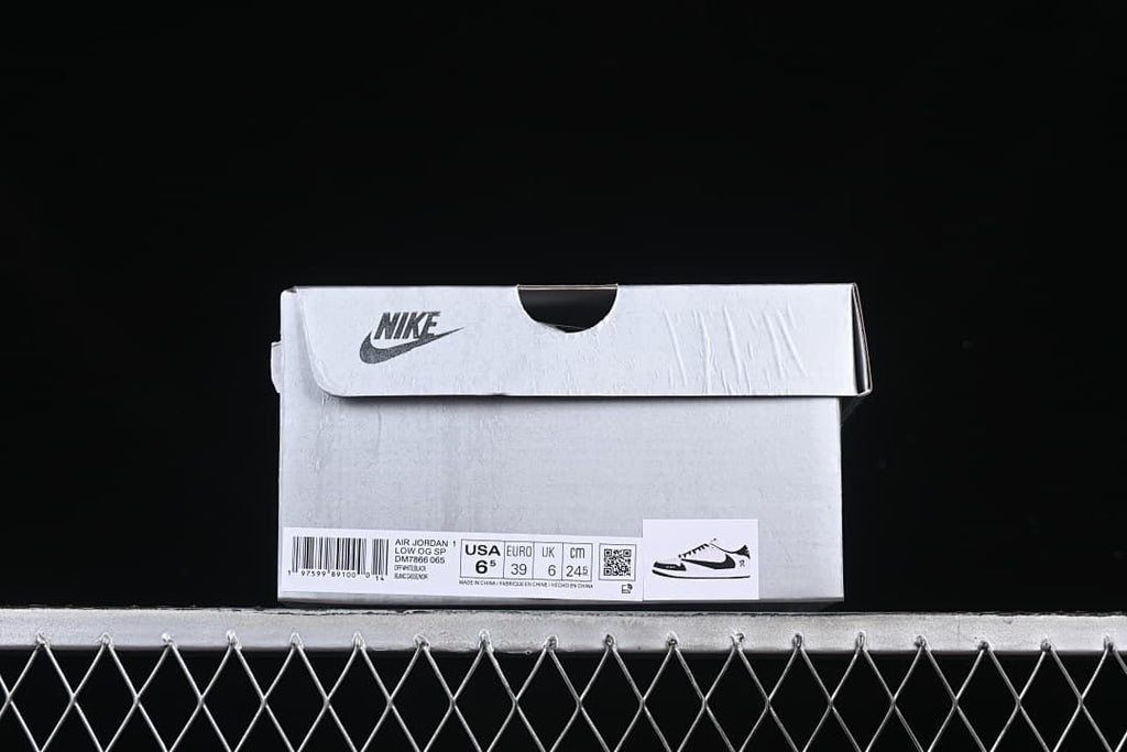 Shoebox label identifying the model as Air Jordan 1 Low OG SP and showing EU 39.