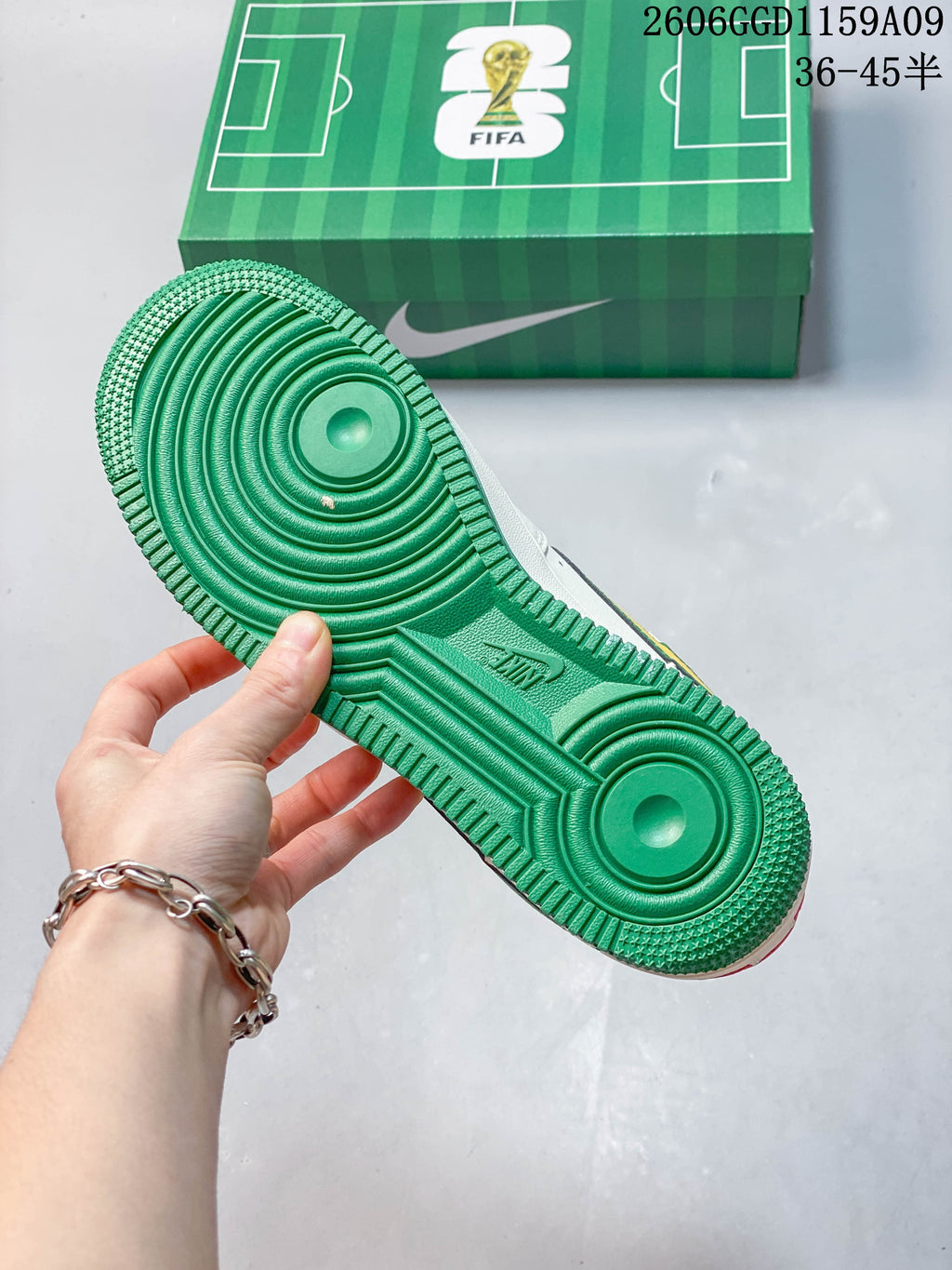 Green outsole shown beside a green graphic shoe box; image overlay reads 36–45.5.
