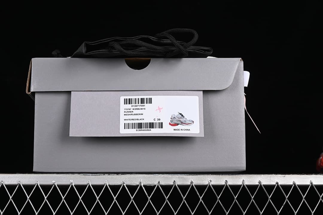 Gray shoe box with a label reading Runner, W3RMU9016, White/Red/Black and size C 39.