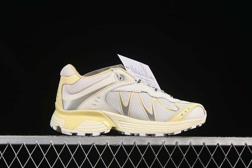 Side profile of one Salomon XT-Whisper shoe