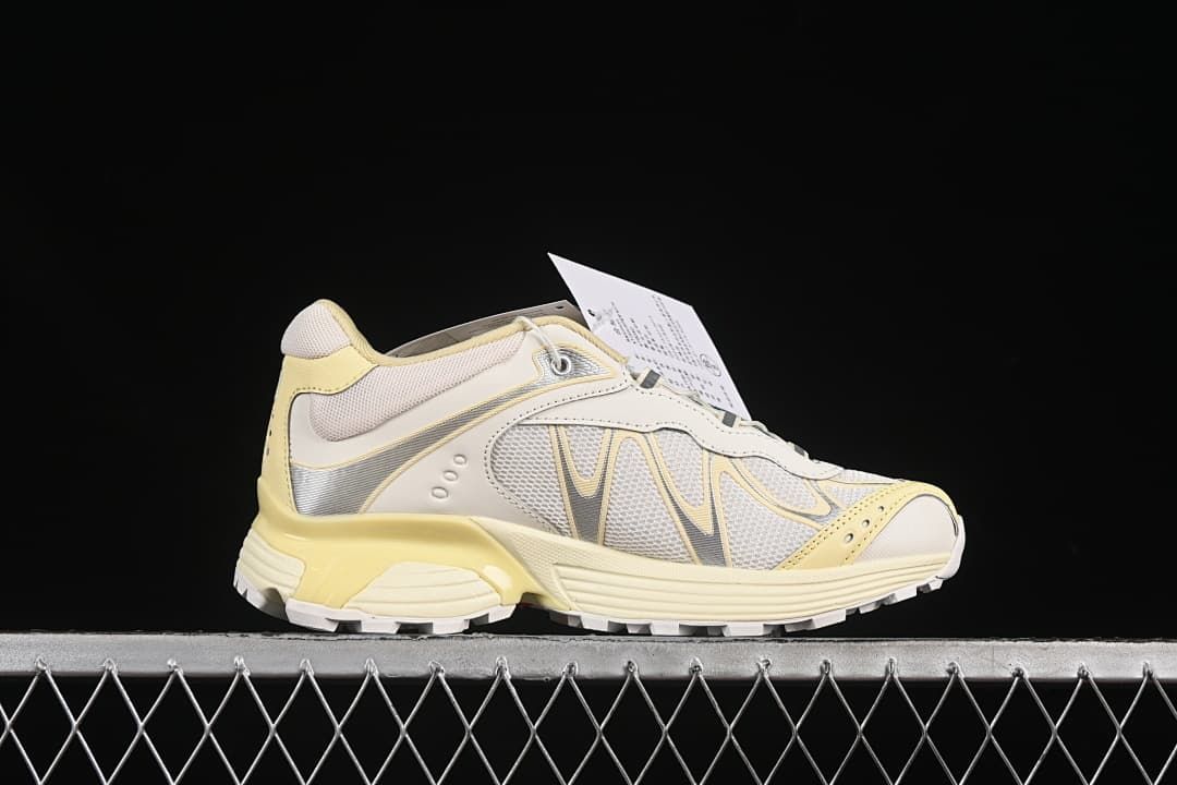 Side profile of one Salomon XT-Whisper shoe