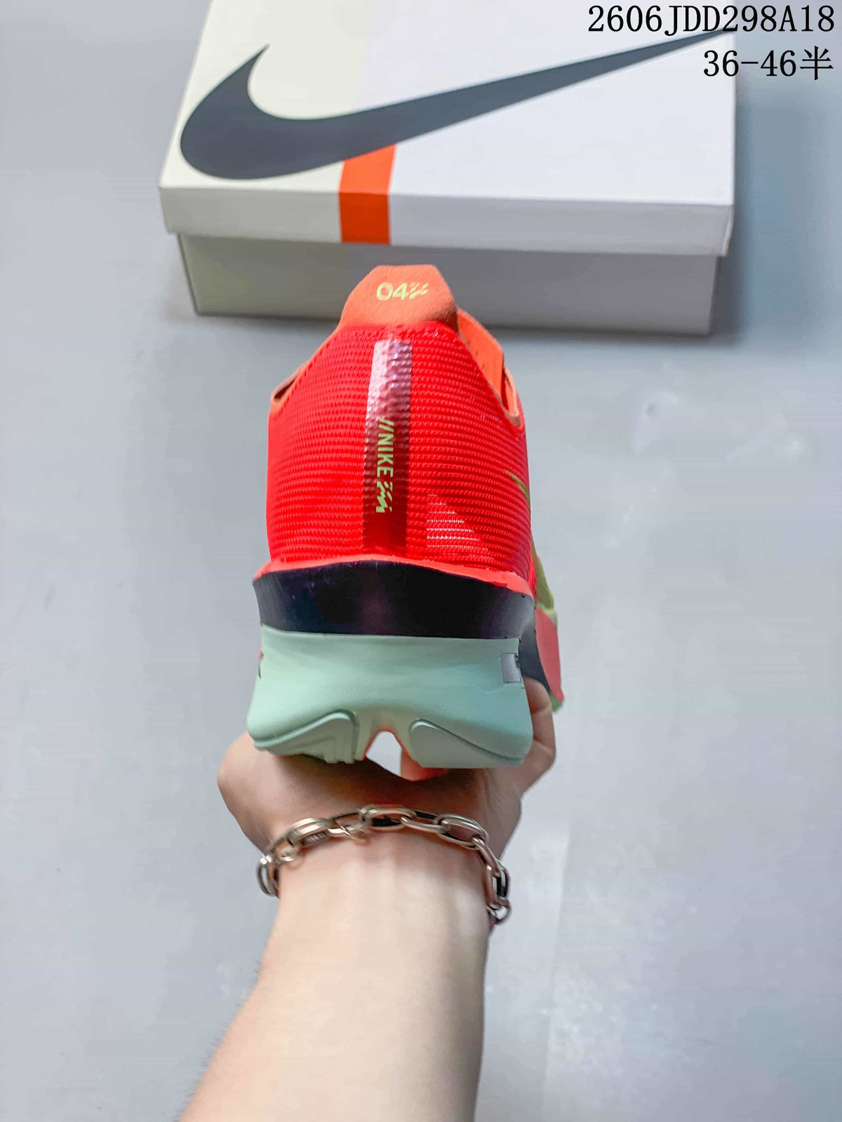 Rear view of the red running shoe showing mint-green heel details; image overlay shows a 36–46.5 size range.