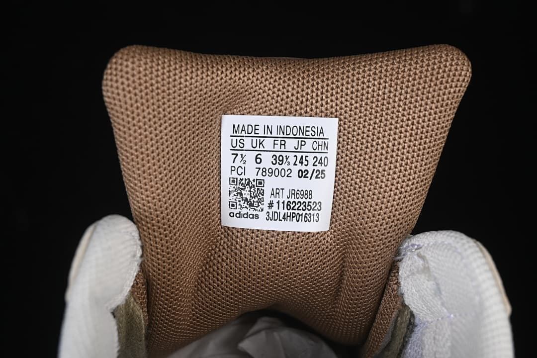 Tongue size label showing US 7½, UK 6, FR 39⅓, JP 245, CHN 240, and article JR6988.