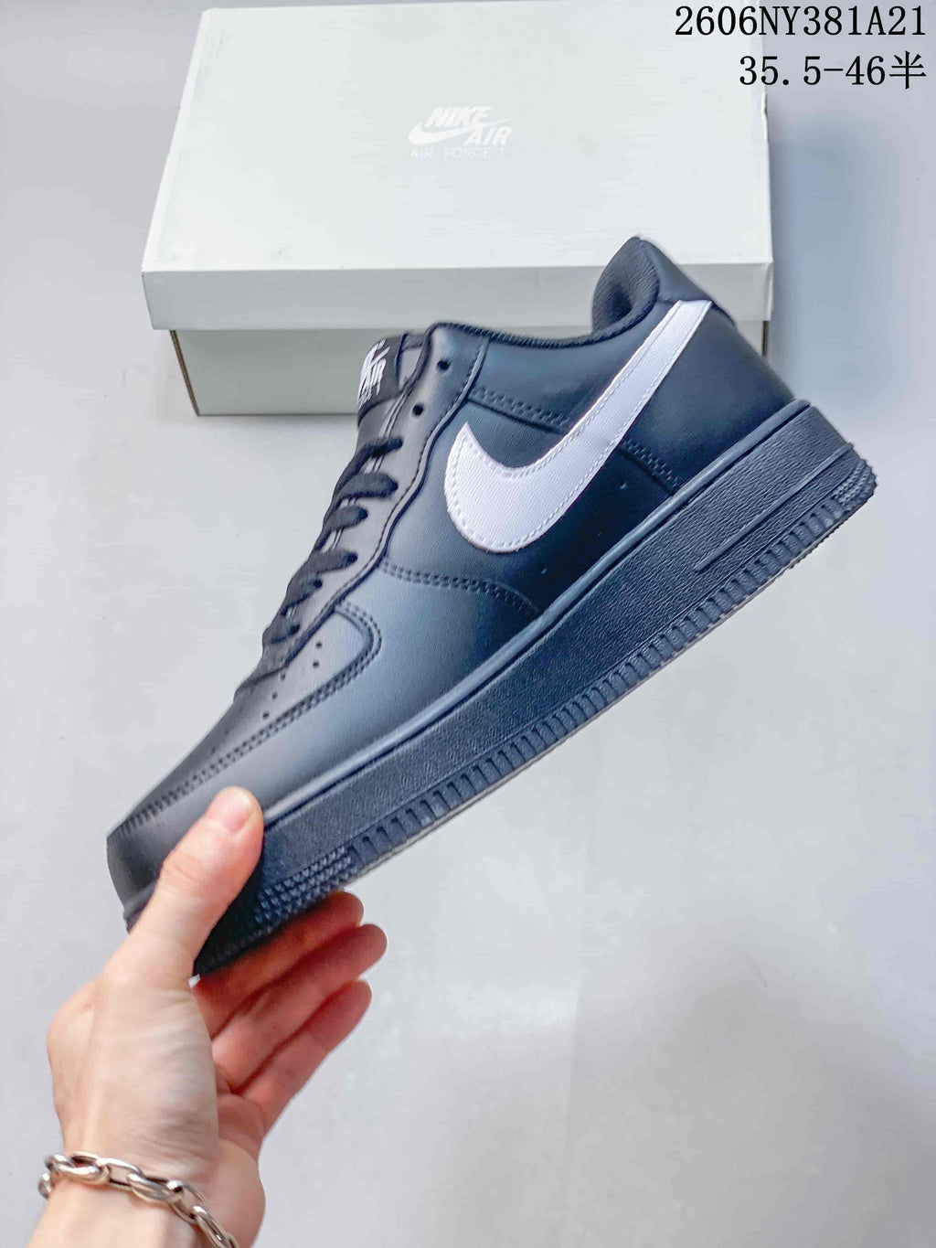 Side profile of the dark low-top sneaker with a white Swoosh; image text lists sizes 35.5–46.5.