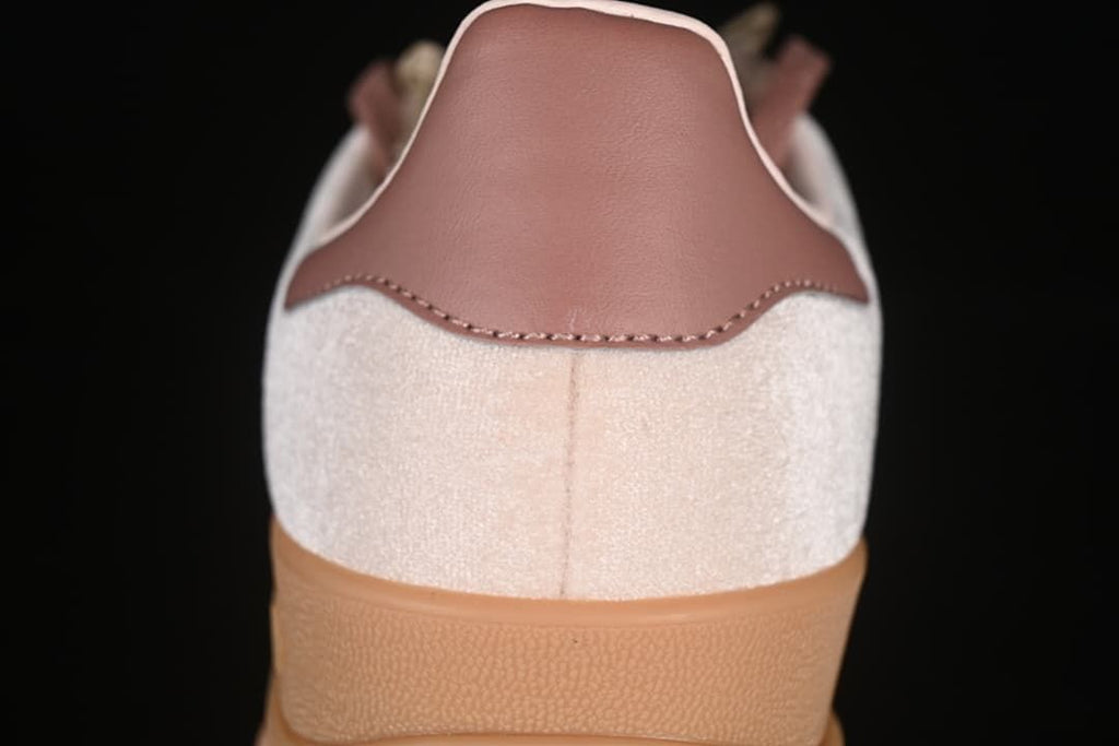 Rear close-up of the sneaker with mauve heel tab