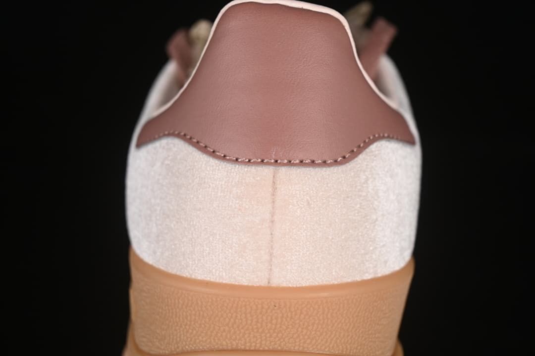Rear close-up of the sneaker with mauve heel tab