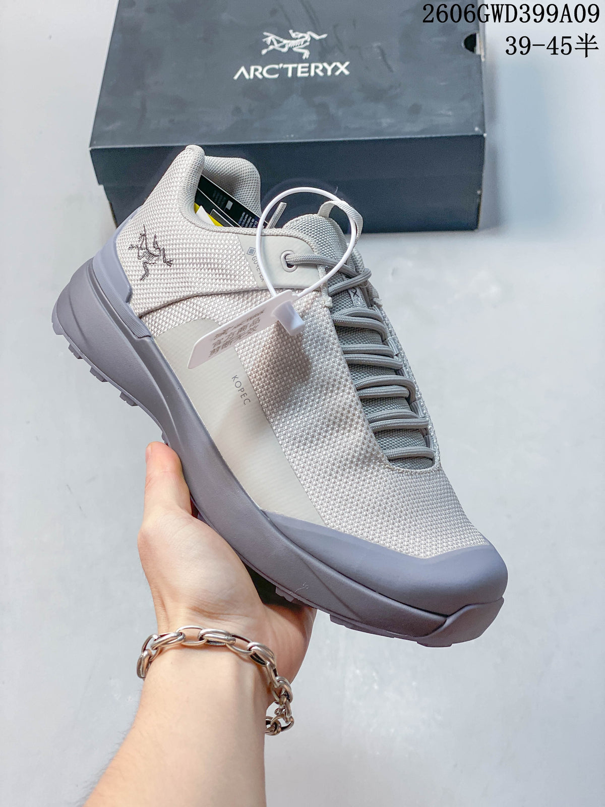 Angled side view showing the shoe's upper and outsole; image overlay states sizes 39–45.5.