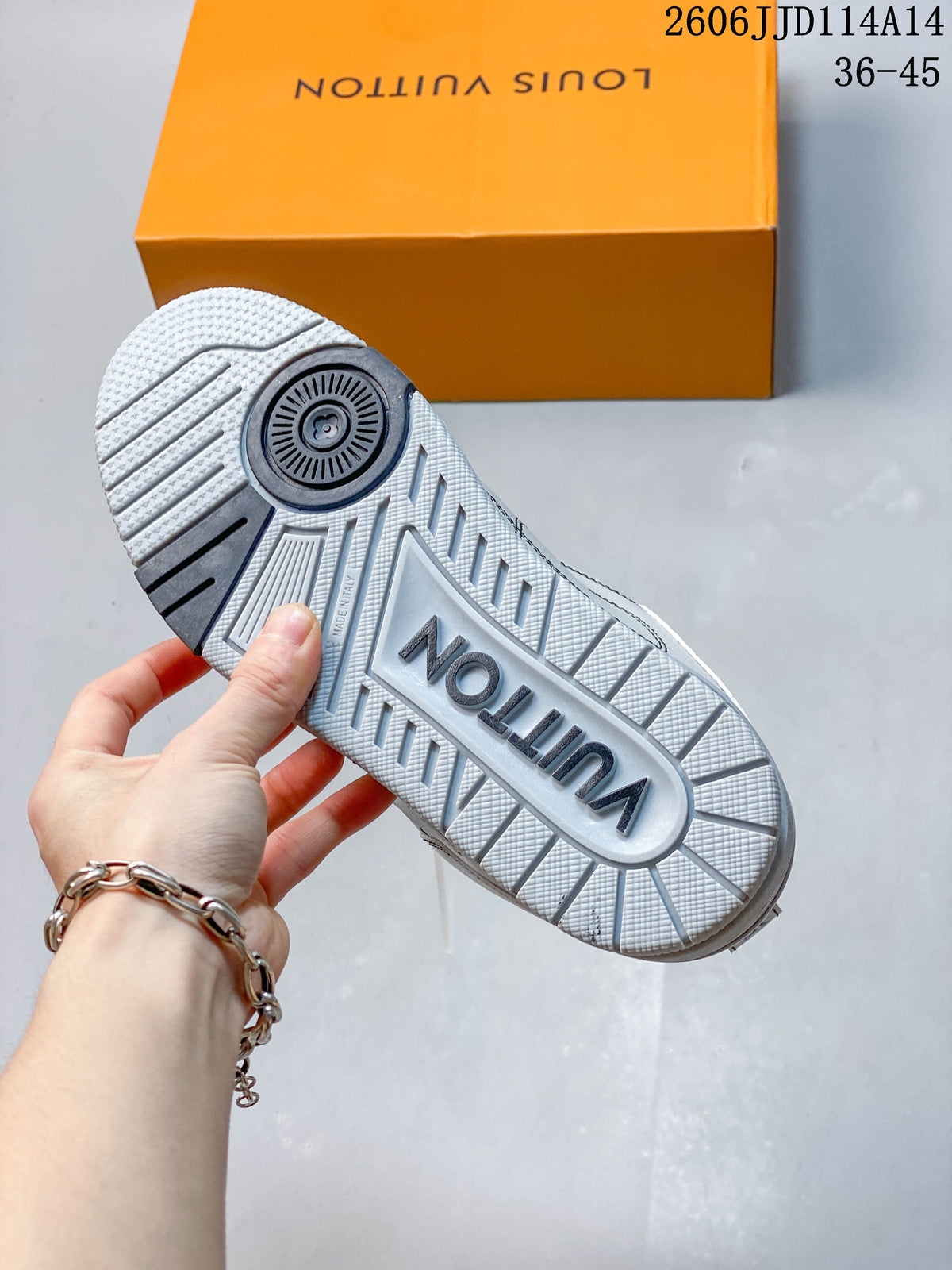 Outsole of a white and gray Trainer sneaker with a large central logo.