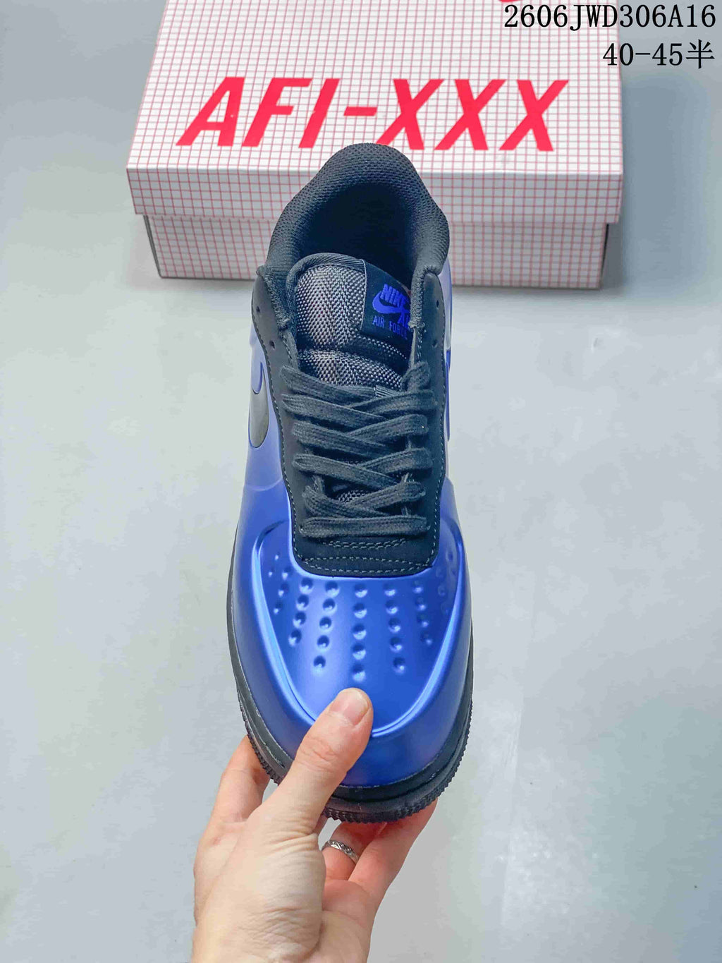 Front view of the blue sneaker with perforated toe, dark laces and tongue; image overlay lists sizes 40–45.5.