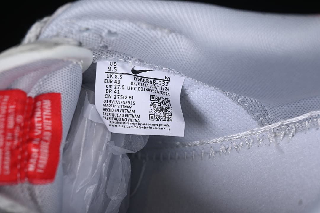 Size label inside the sneaker showing EU 43 and style code DM6868-032.