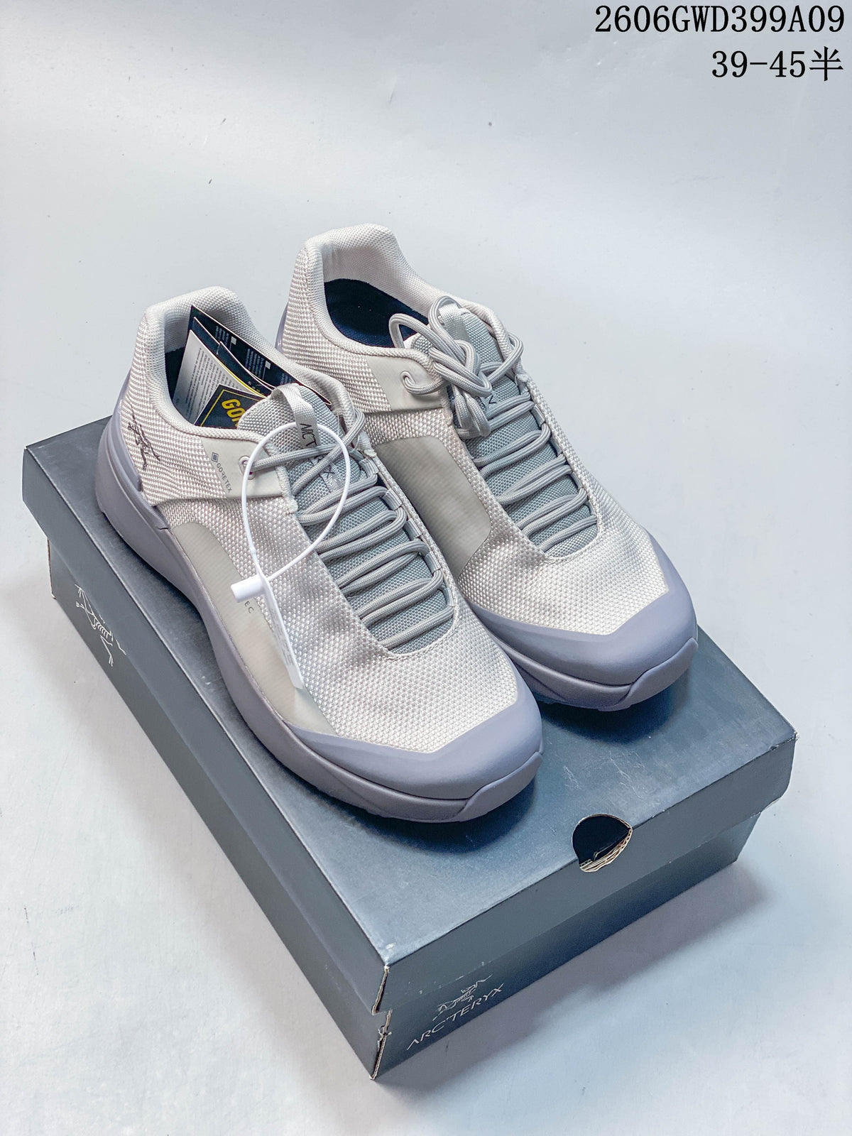Light gray Arc'teryx Norvan Kopec GTX low-top shoes shown on a box; image overlay states sizes 39–45.5.