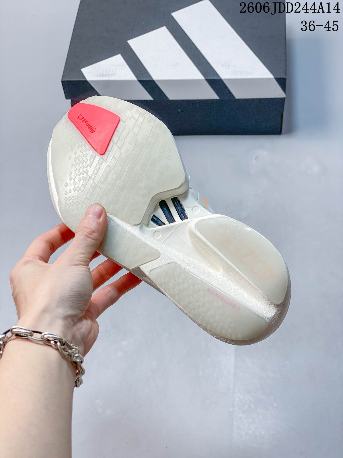 Close-up of the running shoe outsole showing a sculpted sole and visible rod-like elements; image overlay states EU sizes 36–45.