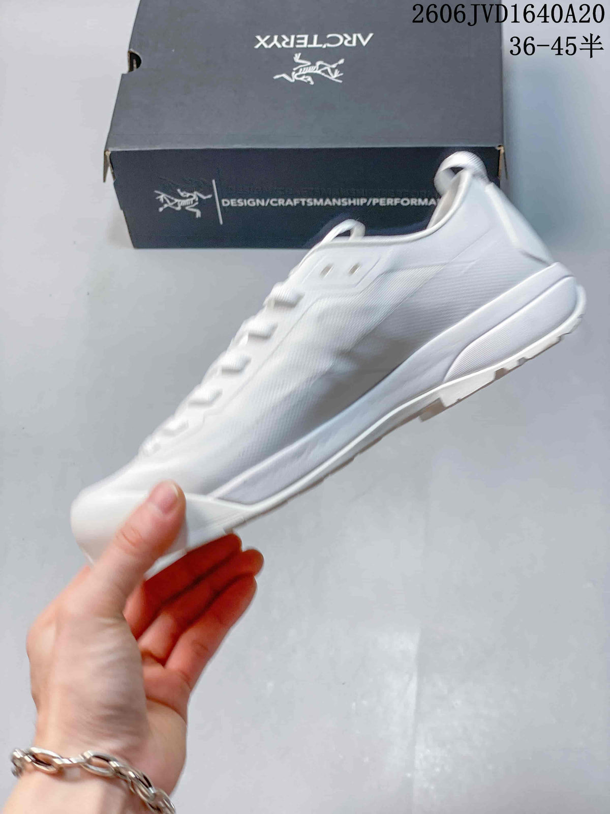 Side view of the white low-cut lace-up shoe; image overlay lists sizes 36–45.5.