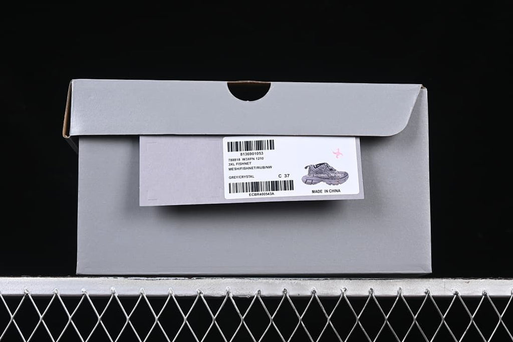 Grey shoe box label showing the Grey/Crystal color and size EU 37.