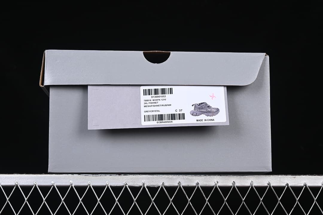 Grey shoe box label showing the Grey/Crystal color and size EU 37.