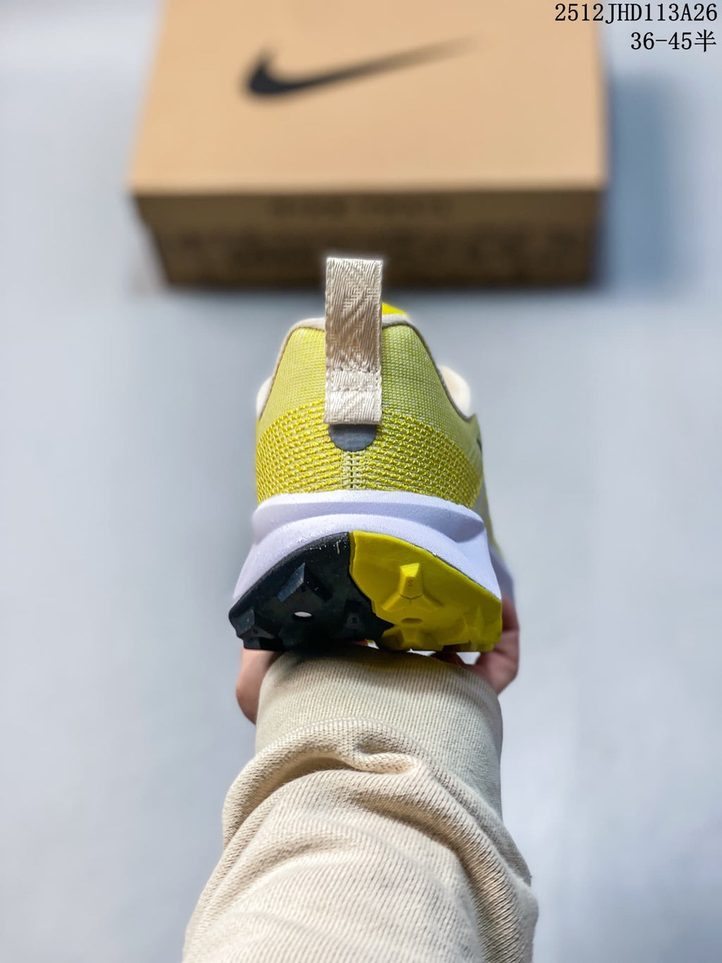 Rear view of the Nike Wildhorse trail shoe showing the heel pull tab and split-color outsole; image overlay states sizes 36–45.5.