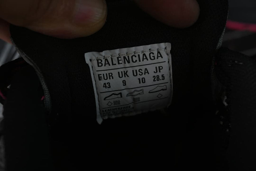Tongue size label showing EU 43, UK 9, USA 10 and JP 28.5