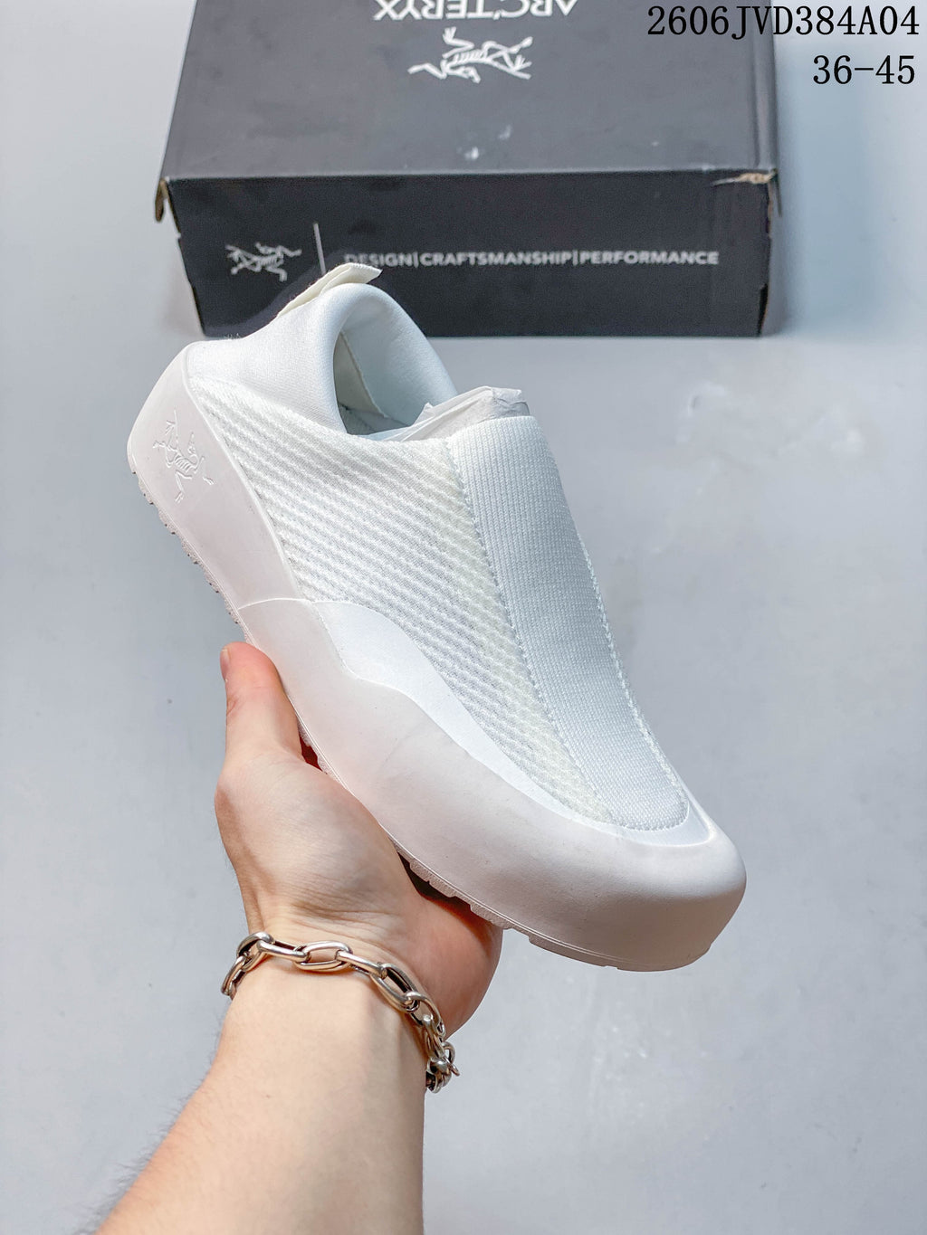 Side view of a white slip-on shoe with a broad instep panel and wraparound sole; image label shows 36–45.