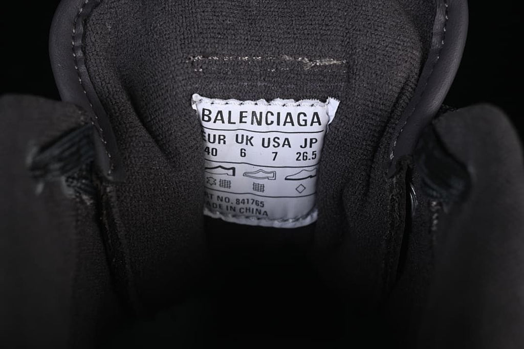Tongue label showing EU 40, UK 6, USA 7 and JP 26.5