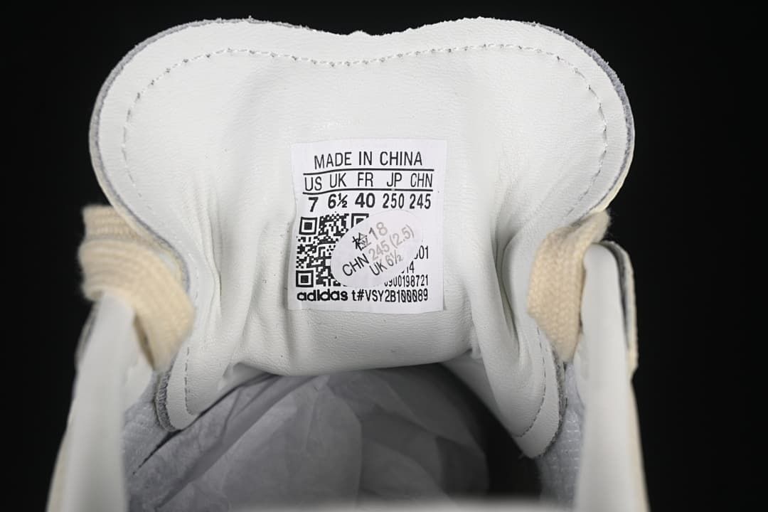 Close-up of the tongue size label showing EU 40 and other size-system markings