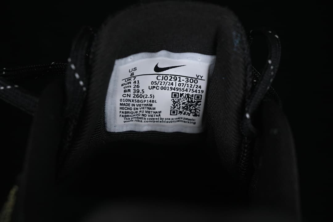 Close-up of the shoe label showing CJ0291-300 and a sample size of EU 41.