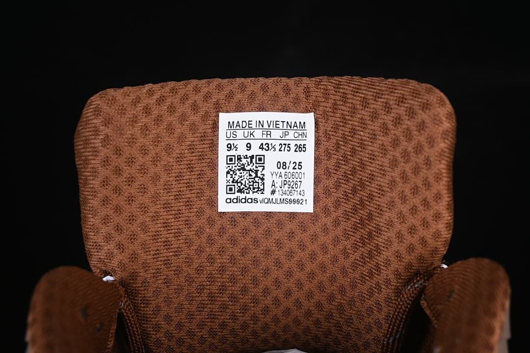 Tongue label showing sample size information and style code JP9267