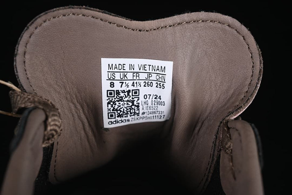 Sneaker tongue label showing size US 8, UK 7.5, FR 41 1/3, JP 260 and CHN 255