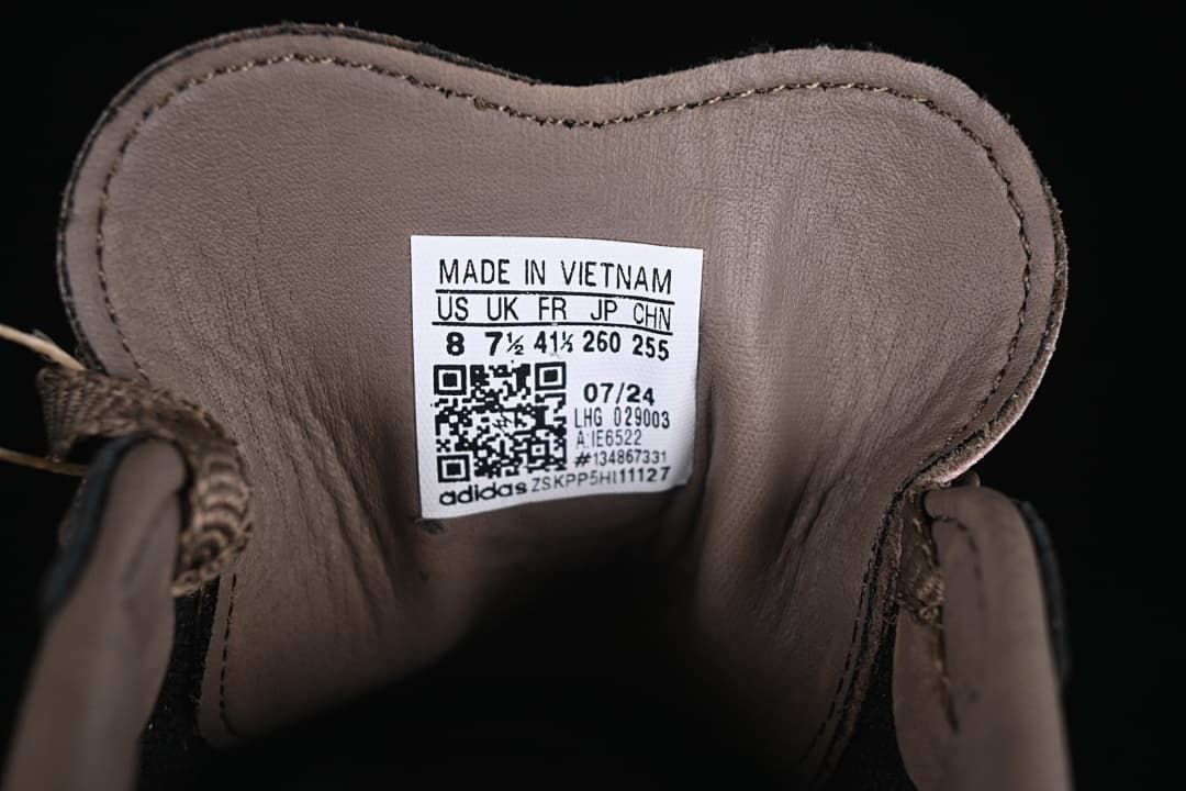 Sneaker tongue label showing size US 8, UK 7.5, FR 41 1/3, JP 260 and CHN 255