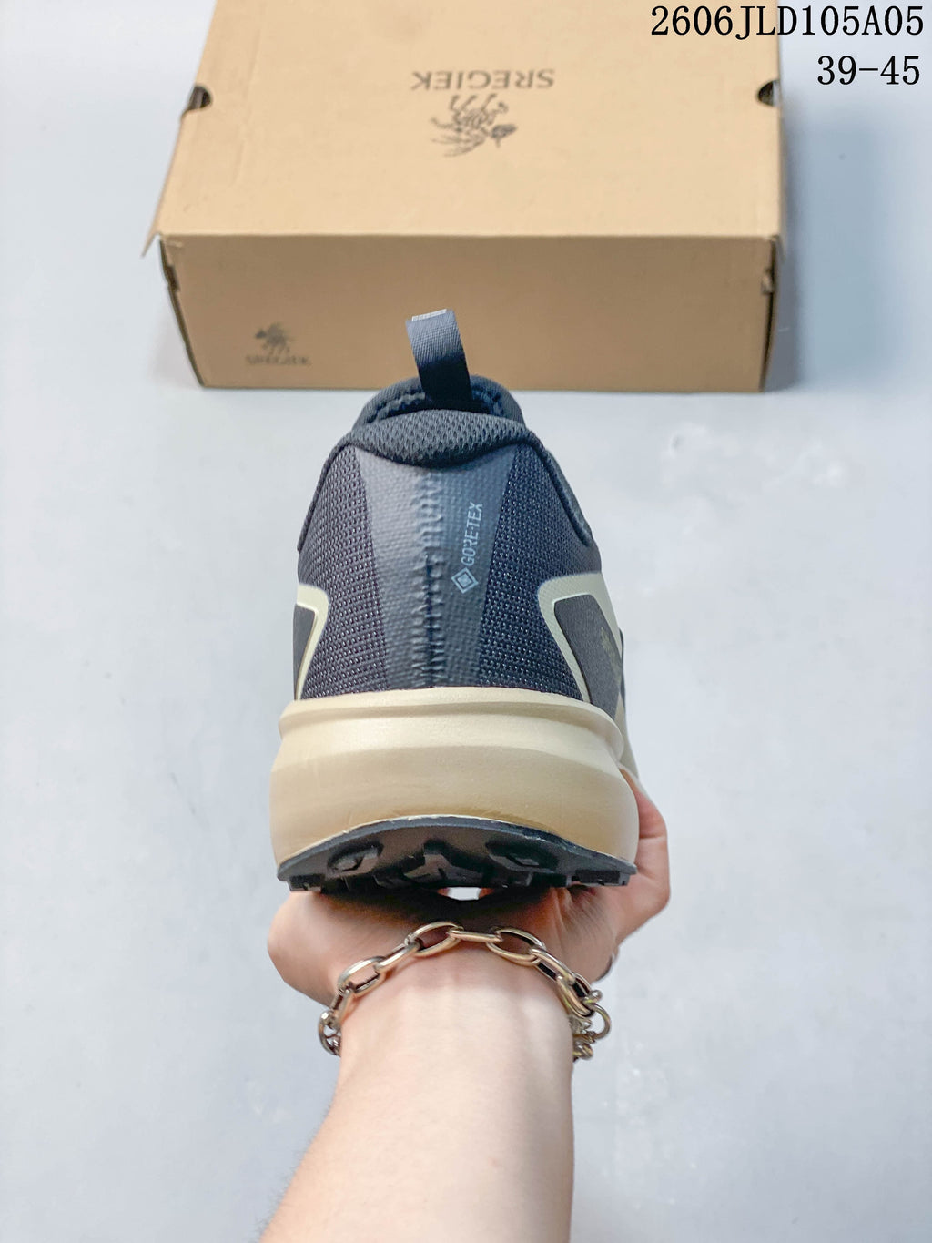 Rear view showing the padded heel and pull tab of a SREGIEK Norvan 2556 GTX sneaker; image text shows sizes 39–45.